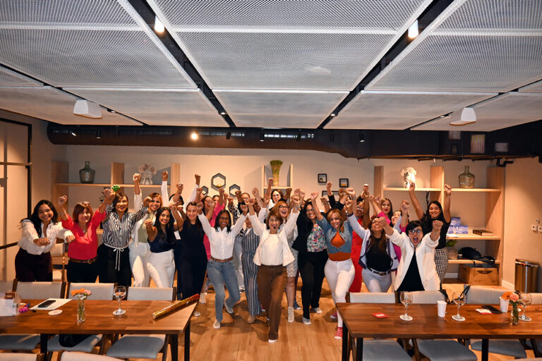 Confisa impulsa el liderazgo femenino con el taller “Mujer líder con los tenis antiestrés”
