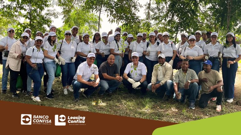 Voluntarios Confisa siembran 1,200 árboles en Hato Mayor